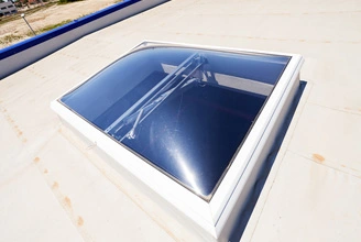 Quais materiais os danos UV?