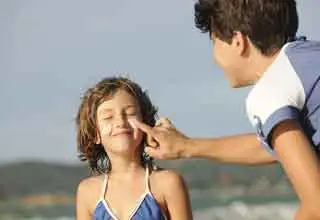 Dióxido de Titânio e Alumina e Trietoxicaprilililsilano